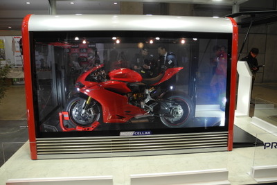 【東京モーターサイクルショー16】プレス工業の透明なバイクガレージ、10月発売で価格は250万円 画像
