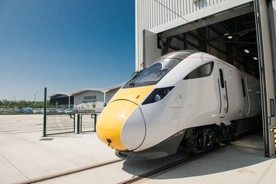 日立の英国鉄道工場、第1号車両が完成…IEP向けクラス800 画像