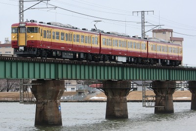 懐かしの「黄赤」走る…復刻「新潟色」電車、ツアー列車で初運行 画像