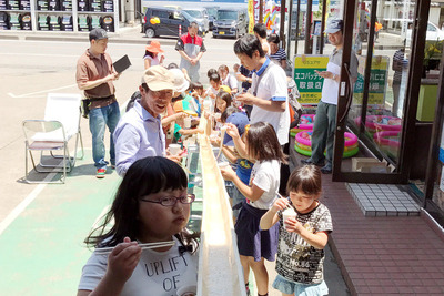整備工場が主催した『夏祭り』で子供たちが大はしゃぎ！…流しそうめんや落書きカー 画像