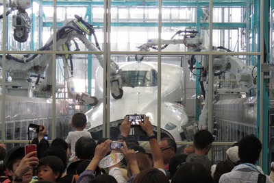 新幹線を研ぐロボットなど実演…JR東海の浜松工場、リニューアル後初の公開イベント 画像