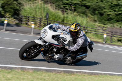 【BMW R nineT レーサー 試乗】跨った途端に「その気」になってしまう…青木タカオ 画像