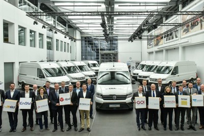 VW初の量産商用EV、最初の顧客に引き渡し…Eクラフター 画像