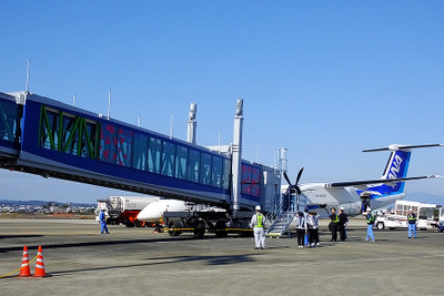 ここがすごい！ 小型機に対応するボーディングブリッジ…日本初、三菱重工製が供用開始 画像