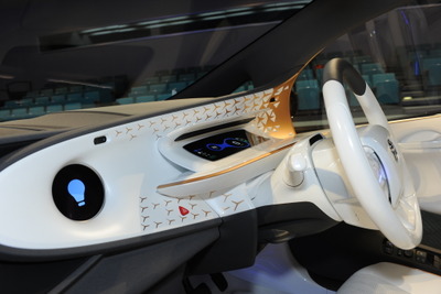 トヨタ『LQ』、JOLEDとデンソー共同開発の有機ELディスプレイを搭載…東京モーターショー2019出品予定 画像