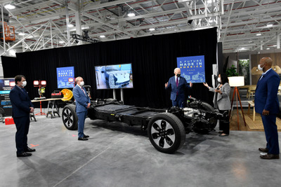 「自動車産業の未来は電気だ」…バイデン米大統領、フォード工場視察で新型EVに試乗［新聞ウォッチ］ 画像