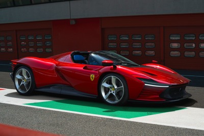 フェラーリ史上最強の840馬力、『デイトナSP3』発表…最高速は340km/h以上 画像