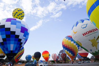 【熱気球ホンダグランプリ2021】過去40年でも“異例”、真昼の蒼い空に打ち上がった熱気球たち 画像