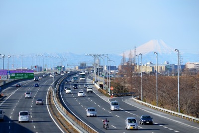 年末年始の高速道路---交通量は前年比43.6％増、10km以上の渋滞は3.75倍 画像