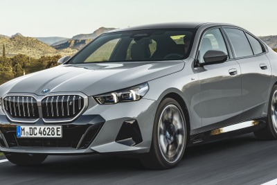 BMW『5シリーズ』新型、130km/hを上限に部分自動運転可能に…ドイツ当局が初めて認可 画像