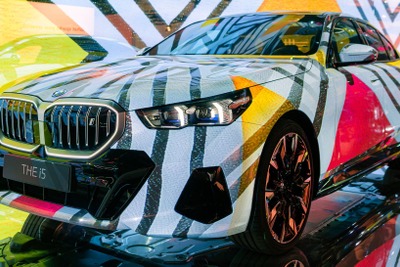 BMWの新型EVセダン『i5』にアートカー、AI生成のアニメーションを車体に投影 画像