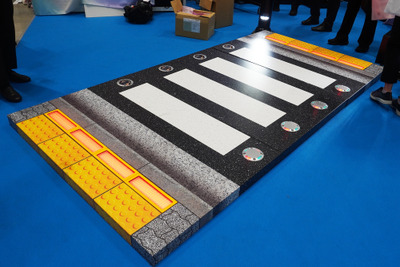 地面が光る「埋込型信号」が日本初導入、「横断歩道がわかりやすくなった」効果に期待 画像