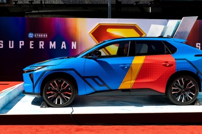 トヨタ『bZ4X』がスーパーマンカラーに!? 映画『スーパーマン』起用でレッドカーペットに登場 画像