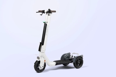 立ち乗り三輪電動モビリティ「ストリーモ」のバランス性能がアップ、バックミラー付きで30万2500円 画像