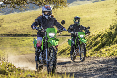 カワサキの定番オフ車『KLX230』が2026年モデルに、目玉は新カラー&スマホ連携 画像