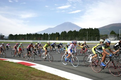 富士スピードウェイで自転車耐久レース　10月24日 画像