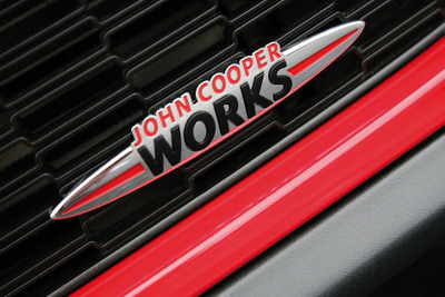 MINI John Cooper Works、スポーティなアクセサリーパッケージが標準装備に 画像
