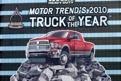 クライスラー米本社、巨大なラムトラック出現…長さ30ｍ 画像