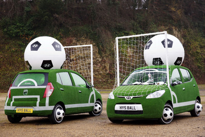 人工芝ボディにサッカーボール…ヒュンダイ、ワールドカップをPR 画像