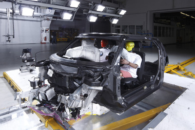 BMWの市販EV、カーボン採用で電動化の重量増を相殺 画像