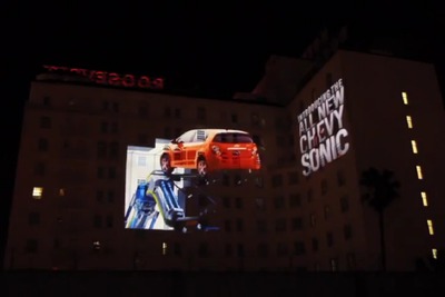 シボレー ソニック、世界最大のクレーンゲームの景品に［動画］ 画像