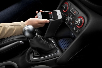 スマートフォンを車内でワイヤレス充電…クライスラーグループが発表 画像