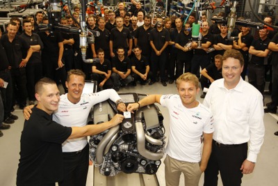 シューマッハとロズベルグ、AMGエンジンの組み立てに挑戦 画像