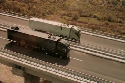 走行中のトラック上で、危険な綱渡りスタント…ボルボ［動画］ 画像