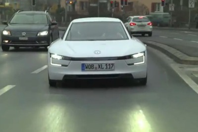 VWの燃費量産車世界一、XL1…音速超えスカイダイバーが公道試乗［動画］ 画像