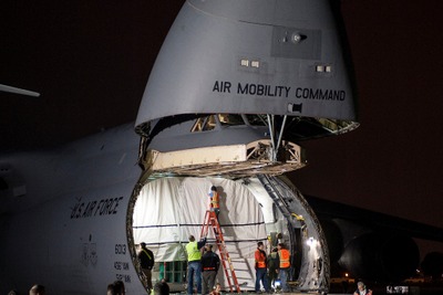 ロッキード・マーチン、AEHF通信衛星打ち上げに向けて米空軍に輸送 画像