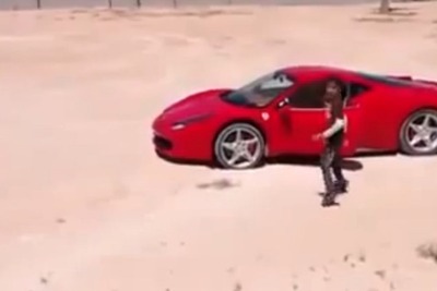 フェラーリ 458 イタリア、無免許少年が乗り回す…リビア［動画］ 画像