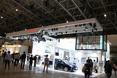 【CEATEC13】国内初展示のトヨタ i-ROAD 、公共交通との統合を視野に 画像