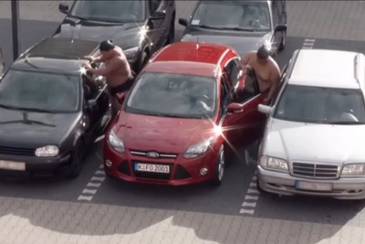 フォードのドアエッジプロテクター、駐車場で力士が試す［動画］ 画像