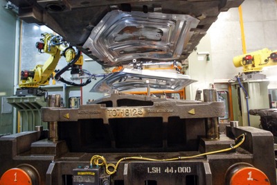 GM、車体プレス加工の新工場が操業開始…エスカレード 新型のボディパネル生産 画像