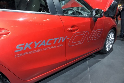 【東京モーターショー13】マツダ、CNGにも対応したMAZDA 3 SKYACTIV-CNG CONCEPTを発表 画像