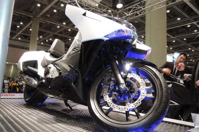 【東京モーターサイクルショー14】ホンダ NM4 の未来的デザインの理由 画像