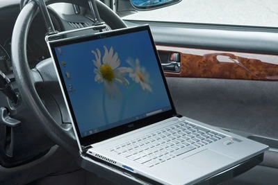 イーサプライ、車載ノートPCテーブル発売…ハンドルなどに引っ掛けて簡単設置 画像