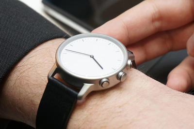 【MWC 2015】フランスから“充電不要”のスマートウォッチ「nevo solar watch」 画像