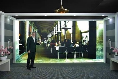 【MWC 2015】バーチャル極まる…別空間を忠実に映し出す、8K・220インチディスプレイ 画像