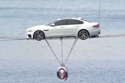 ジャガー XF 新型、運河の上で綱渡りに挑戦［動画］ 画像