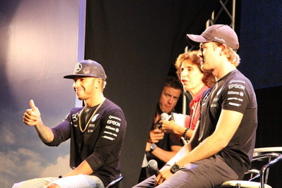 【F1 日本GP】メルセデスの2人がトークショーに参加、ハミルトンは「シャンパンよりSAKEが好き」 画像