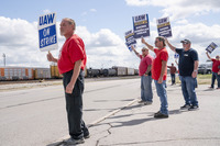 ストライキ中のUAW（9月18日、オハイオ州）