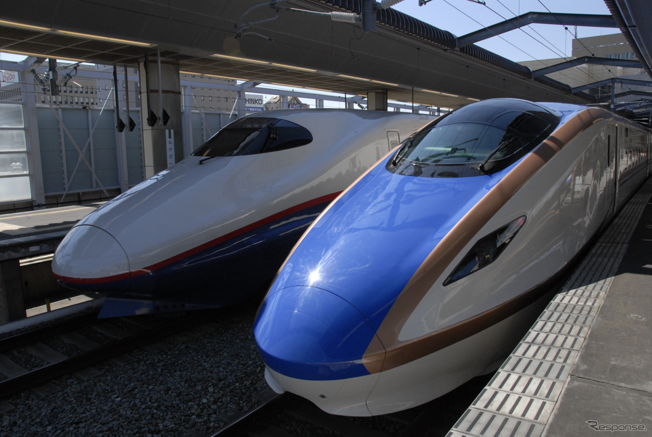 上越新幹線へ投入されるE7系は、写真の北陸新幹線用E7系（右）と同一仕様となる。E4系引退後の上越新幹線は、左のE2系との2系列で運行される。