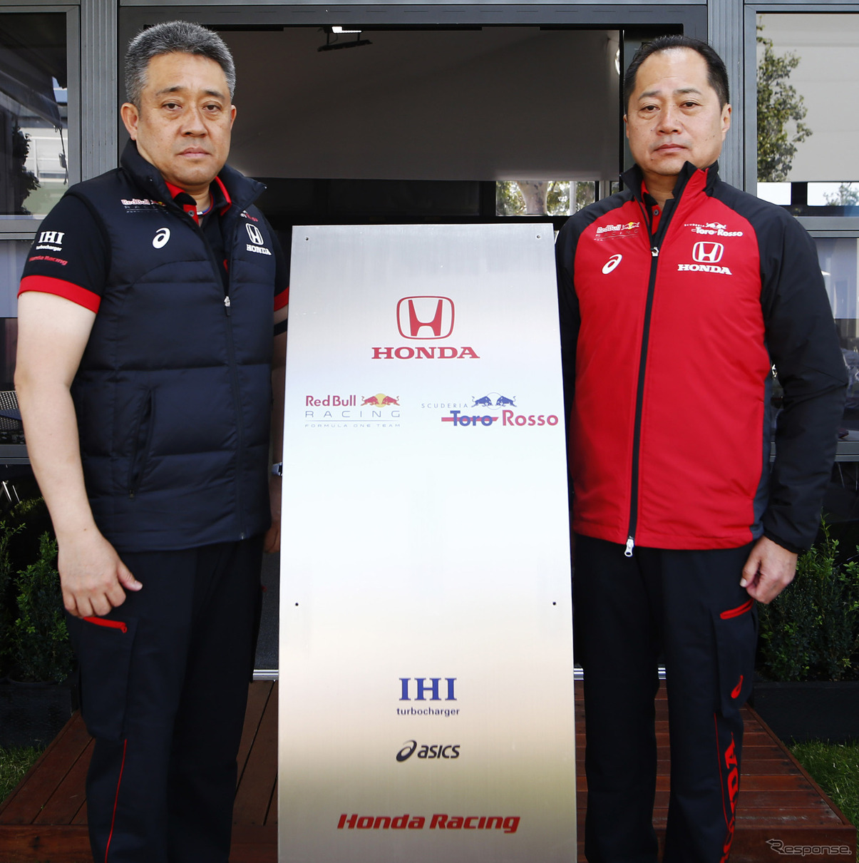 ホンダF1とアシックスがパートナー契約を締結（写真左はホンダのモータースポーツ部長、山本雅史氏。右はホンダF1テクニカルディレクターの田辺豊治氏）。