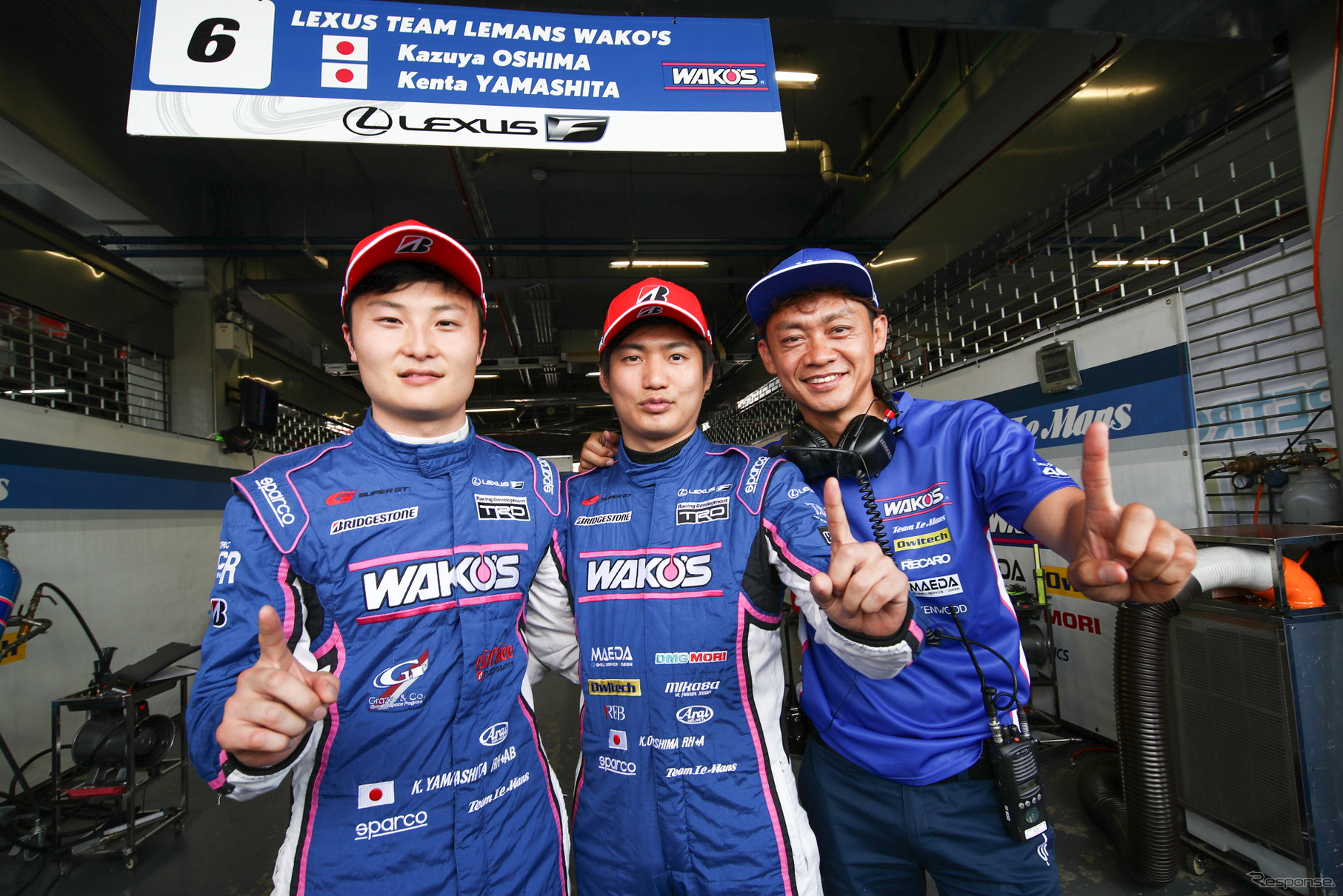 GT500クラスのポールを獲得した#6 LC500の（左から）山下、大嶋、脇阪監督。