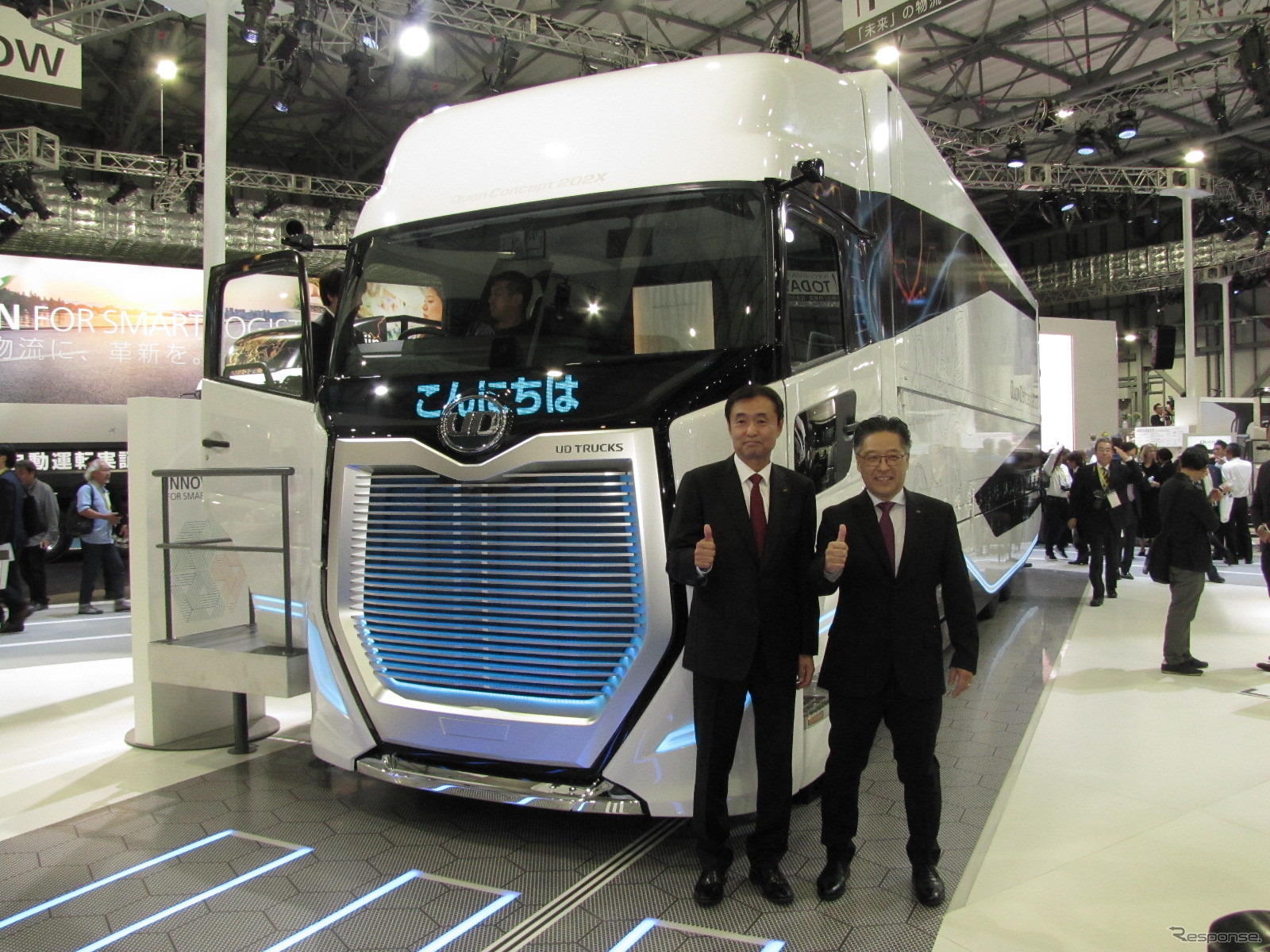 UDトラックスの『クオン コンセプト202X』と酒巻孝光社長（左）、開発責任者のダグラス・ナカノ氏