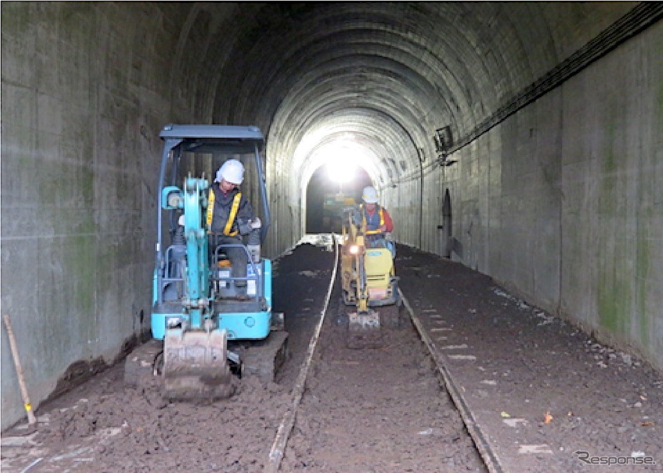 復旧工事が進められている田老～摂待（せったい）間の真崎（まさき）トンネル。11月9日時点の状況。