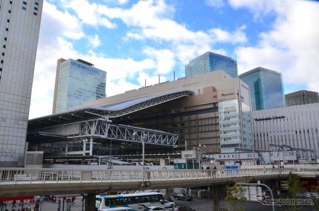 12月29日まで緊急事態の「レッドステージ」が延長される大阪府。JR西日本も年末年始の自粛に合わせるかのように、年明けの臨時列車運行を中止に。写真は大阪駅。