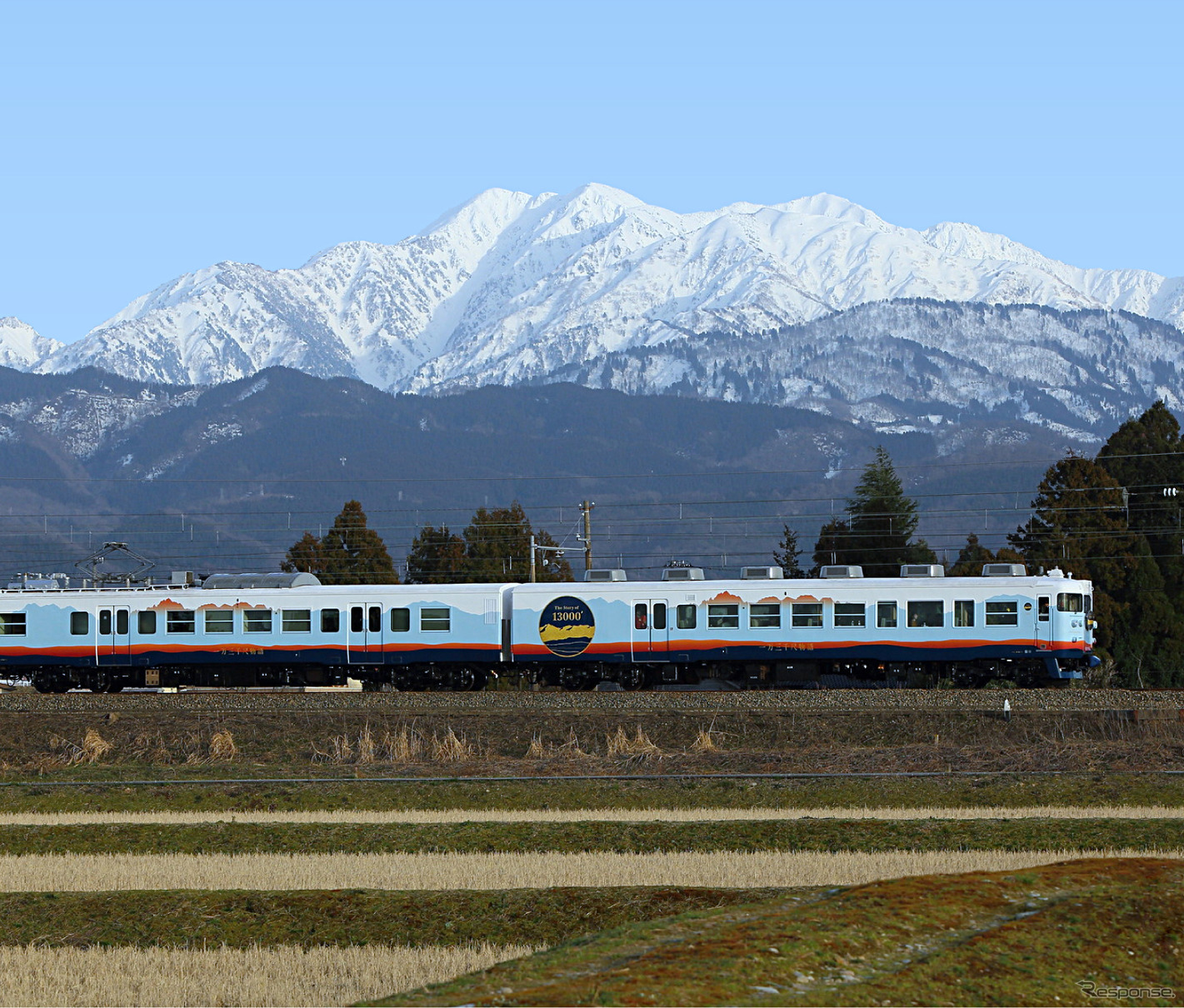 JR西日本から譲り受けた413系近郊型電車を改造し、2019年4月にデビューした『一万三千尺物語』。「一万三千尺」は富山県の高低差（約4000m）を尺貫法で表したもので、車内で富山県の食材を使った食事を楽しめるダイニング列車となっている。