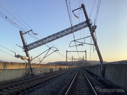地震で電柱が傾いた東北新幹線